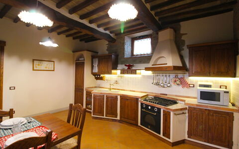 Borgo di Usciano: Camera, Proprietà, Costruzione, Mobilia, Cucina, Controsoffitto, Cabinetry, Interior Design, Pavimento, Soffitto