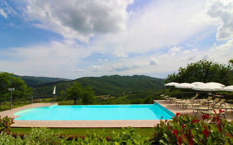 Borgo di Usciano: Nube, Acqua, Cielo, Pianta, Piscina, Costruzione, Blu, Azzurro, Albero, Paesaggio Naturale