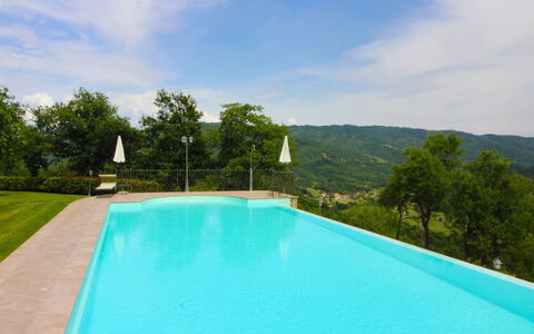 Borgo di Usciano: Acqua, Nube, Cielo, Pianta, Piscina, Natura, Azzurro, Albero, Corpo D'Acqua, Erba