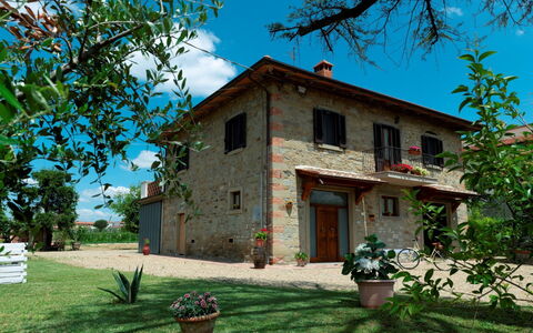Podere i Gigli: Cielo, Pianta, Proprietà, Finestra, Costruzione, Nube, Vaso Di Fiori, Verde, Blu, Albero