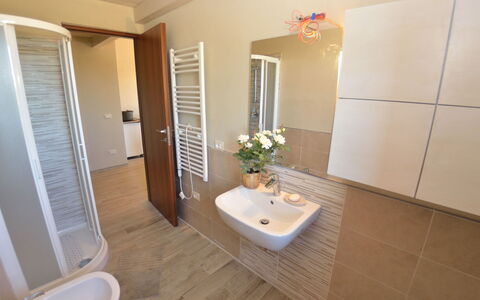 Ai Salici: Bagno, Proprietà, Camera, Piastrella, Pavimento, Costruzione, Gabinetto, Interior Design, Immobiliare, Idraulico Fixture