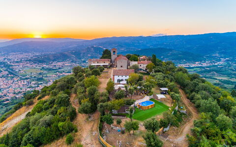Villa Del Santo Bastiano: Cielo, Natura, Punto Di Riferimento, Fotografia Aerea, Cittadina, Collina, Turismo, Città, Mattina, Montagna