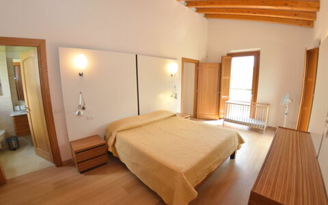 Il Sogno Tra i Vigneti: Letto, Camera Da Letto, Camera, Mobilia, Proprietà, Costruzione, Pavimento, Interior Design, Telaio Del Letto, Lenzuolo