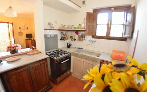 La Cipressa: Camera, Proprietà, Mobilia, Cucina, Costruzione, Giallo, Casa, Interior Design, Pavimento, Casa