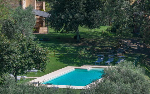 Castello D'Ombrone: Acqua, Pianta, Costruzione, Piscina, Albero, Finestra, Paesaggio Naturale, Shade, Erba, Arbusto