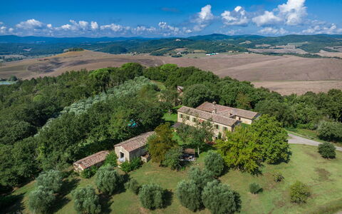 Castello D'Ombrone: Nube, Cielo, Pianta, Costruzione, Paesaggio Naturale, Albero, Highland, Casa, Lotto, Pascolo