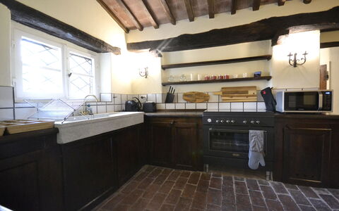 Villa Del Castagno: Proprietà, Camera, Cucina, Controsoffitto, Cabinetry, Costruzione, Mobilia, Casa, Pavimento, Interior Design