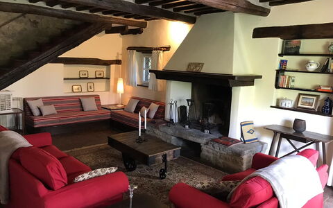 Villa Del Castagno: Soggiorno, Camera, Interior Design, Proprietà, Mobilia, Costruzione, Casa, Loft, Tavolo, Soffitto