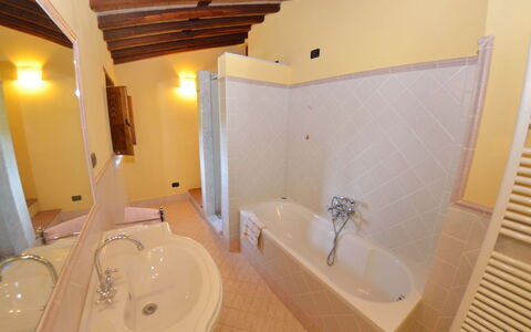 Batticapo di Ilaria: Proprietà, Camera, Bagno, Costruzione, Vasca Da Bagno, Interior Design, Casa, Immobiliare, Pavimento, Estate
