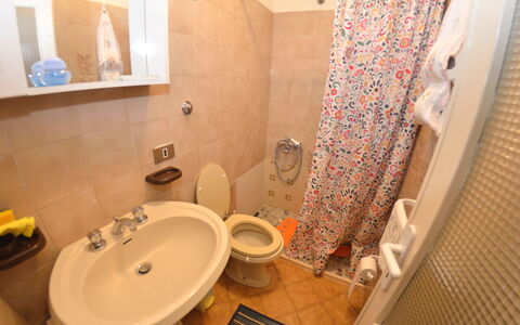 Casa Irene: Bagno, Proprietà, Camera, Toilet Seat, Interior Design, Gabinetto, Piastrella, Pavimento, Lavandino Del Bagno, Idraulico Fixture