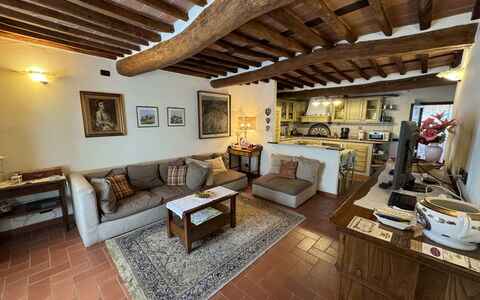 Casa Max: Tavolo, Divano, Mobilia, Cornice, Legna, Soggiorno, Interior Design, Divano Letto, Pavimentazione, Libreria