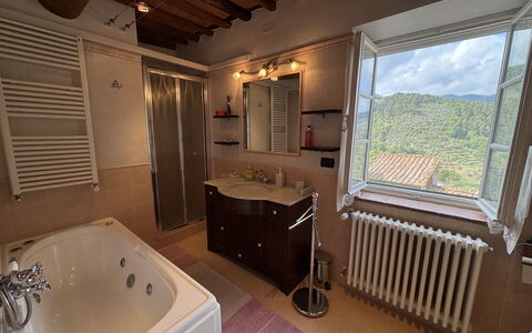 Casa Max: Specchio, Vasca Da Bagno, Proprietà, Idraulico Fixture, Finestra, Pianta, Bagno, Rubinetto, Costruzione, Interior Design