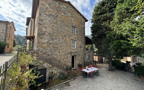 Casa Max: Pianta, Nube, Costruzione, Cielo, Finestra, Albero, Manto Stradale, Casa, Villetta, Erba