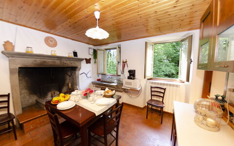 Il Molino: Mobilia, Tavolo, Finestra, Sedia, Legna, Tavola, Interior Design, Architettura, Soggiorno, Pavimento