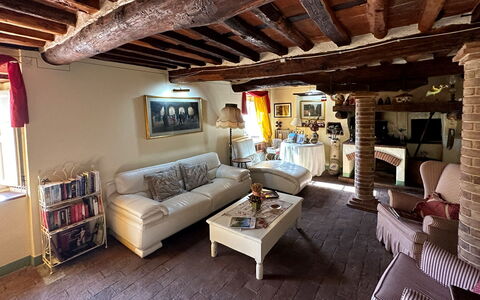 Borgo Bucatra Buonvento: Divano, Mobilia, Tavolo, Cornice, Illuminazione, Interior Design, Soggiorno, Legna, Pavimento, Divano Letto