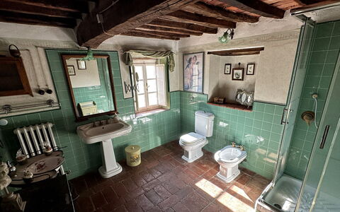 Borgo Bucatra Buonvento: Proprietà, Finestra, Idraulico Fixture, Interior Design, Pavimento, Lavello, Costruzione, Bagno, Pavimentazione, Cornice