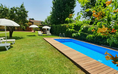 La Capannella: Pianta, Shade, Albero, Cielo, Piscina, Costruzione, Mobili Da Esterno, Acqua, Immobiliare, Pavimentazione