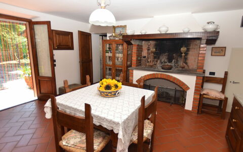 Petra: Camera, Proprietà, Mobilia, Costruzione, Interior Design, Sala Da Pranzo, Pavimento, Tavolo, Immobiliare, Casa