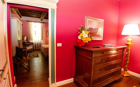 Villa Il Borghetto: Camera, Mobilia, Proprietà, Rosso, Interior Design, Casa, Costruzione, Pavimento, Rosa, Cassettiera