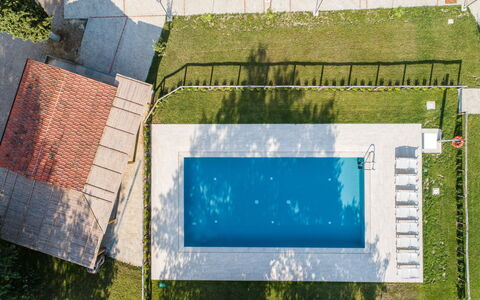 Villa Mezzavia: Verde, Blu, Erba, Architettura, Albero, Rettangolo, Linea, Riflessione, Paesaggio, Stabilimento Sportivo