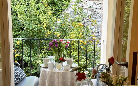 Alle Mura: Mobilia, Interior Design, Tavolo, Sedia, Vaso Di Fiori, Balcone, Bicchiere, Pianta Della Casa
