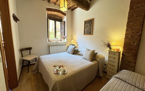 Casina Bella Di Lucca: Parete, Camera Da Letto, Legna, Mobilia, Letto, Lenzuolo, Bedding, Interior Design, Pavimentazione, Camera