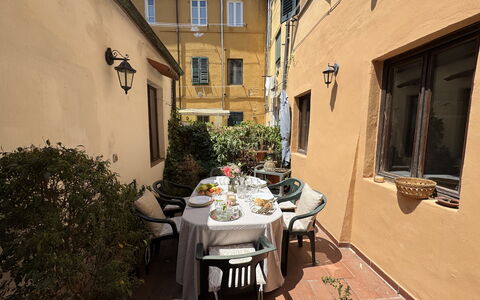 Casina Bella Di Lucca: Mobilia, Porta, Vaso Di Fiori, Pianta Della Casa, Sedia, Tavolo Esterno, Mobili Da Esterno, Balcone, Cucina & Sala Da Pranzo Tavolo, Cortile