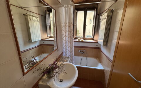 Casina Bella Di Lucca: Lavandino Del Bagno, Idraulico Fixture, Lavello, Bagno, Pavimentazione, Pavimento, Rubinetto, Interior Design, Idraulico, Specchio