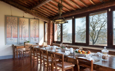 Villa Felciai: Tavolo, Mobilia, Proprietà, Tavola, Legna, Interior Design, Finestra, Sedia, Costruzione, Immobiliare