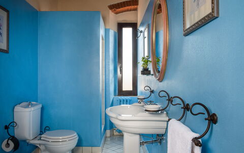 Villa Felciai: Specchio, Fotografia, Proprietà, Cornice, Blu, Idraulico Fixture, Lavello, Viola, Bagno, Azzurro
