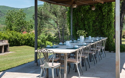 Villa Felciai: Tavolo, Pianta, Mobilia, Proprietà, Sedia, Albero, Tavolo Esterno, Shade, Botanica, Mobili Da Esterno