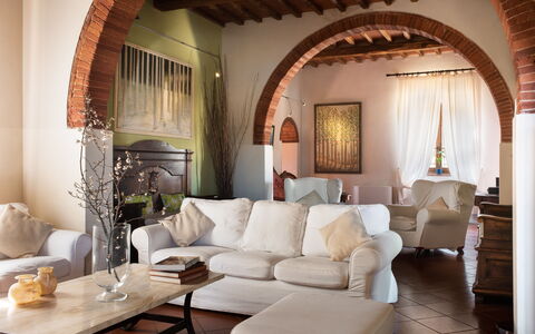 Villa Fabbri: Tavolo, Mobilia, Proprietà, Cornice, Divano, Costruzione, Comfort, Interior Design, Soggiorno, Legna