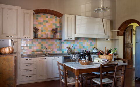 Villa Fabbri: Cabinetry, Controsoffitto, Proprietà, Tavolo, Mobilia, Cucina, Legna, Elettrodomestico Da Cucina, Interior Design, Illuminazione