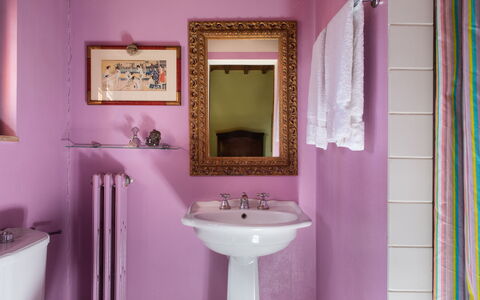 Villa Fabbri: Specchio, Lavandino Del Bagno, Lavello, Rubinetto, Proprietà, Idraulico Fixture, Viola, Bagno, Interior Design, Architettura