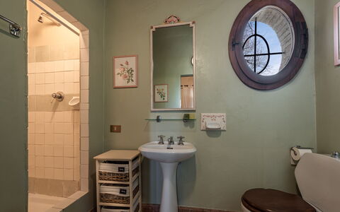 Terrazza e Libreria: Specchio, Lavello, Proprietà, Idraulico Fixture, Rubinetto, Lavandino Del Bagno, Bagno, Viola, Interior Design