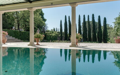 Terrazza e Libreria: Acqua, Pianta, Cielo, Costruzione, Piscina, Albero, Tempo Libero, Immobiliare, Materiale Composito, Paesaggio
