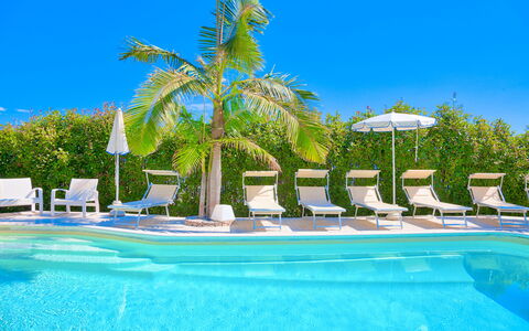 Villa Emanuele - Costarainera: Piscina, Ricorrere, Blu Majorelle, Proprietà, Vacanza, Resort Citta ', Tempo Libero, Albero, Palma, Estate