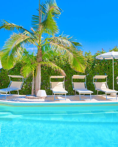 Villa Emanuele - Costarainera: Piscina, Ricorrere, Blu Majorelle, Proprietà, Vacanza, Resort Citta ', Tempo Libero, Albero, Palma, Estate