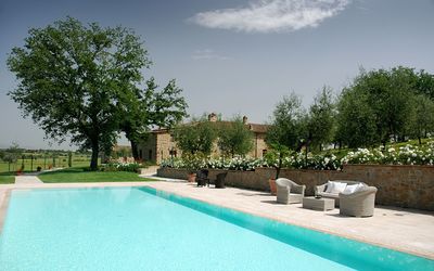 Agriturismo i Grandi di Toscana: Acqua, Cielo, Pianta, Nube, Piscina, Natura, Azzurro, Albero, Shade, Rettangolo