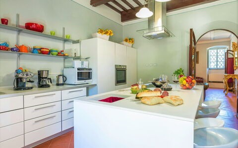 Villa Ivana - Cortona: Controsoffitto, Camera, Proprietà, Cucina, Interior Design, Soffitto, Mobilia, Giallo, Costruzione, Verde
