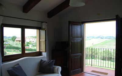 agriturismo-cabbiavoli-chianti-multiproprieta-fienile-giallo-albicocco-soggiorno