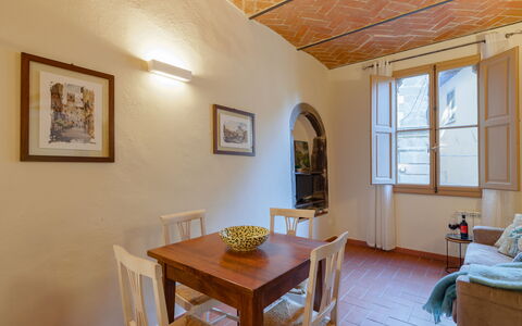 Marlene House: Tavolo, Cornice, Proprietà, Mobilia, Finestra, Legna, Interior Design, Pavimento, Parete, Pavimentazione