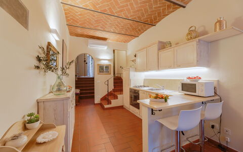 Marlene House: Mobilia, Tavolo, Cabinetry, Pianta, Controsoffitto, Lavello, Cucina, Legna, Interior Design, Vaso Di Fiori