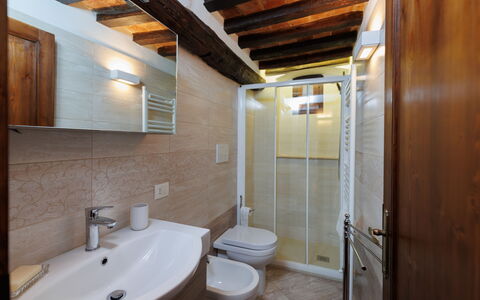 Marlene House: Specchio, Rubinetto, Idraulico Fixture, Proprietà, Lavello, Costruzione, Lavandino Del Bagno, Bagno, Interior Design, Legna