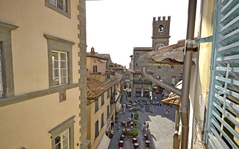 Marlene House: Cittadina, Strada, Quartiere, Vicolo, Costruzione, Strada, Infrastruttura, Architettura, Città, Facciata
