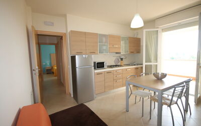 Trilo a (5Pax): Proprietà, Camera, Mobilia, Costruzione, Cucina, Pavimento, Interior Design, Casa, Immobiliare, Cabinetry