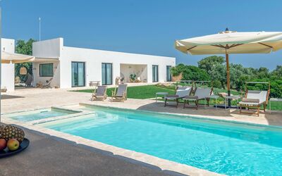 Villa Mira 57: Acqua, Cielo, Pianta, Proprietà, Piscina, Azzurro, Mobili Da Esterno, Shade, Lettino, Sedia