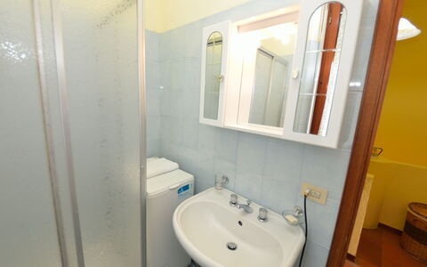 Aurora: Bagno, Proprietà, Camera, Lavandino Del Bagno, Idraulico Fixture, Lavello, Bagno Accessorio, Casa, Immobiliare, Interior Design