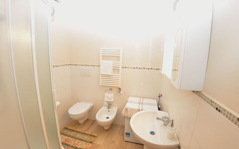 Borgo Di Zacco: Bagno, Proprietà, Camera, Idraulico Fixture, Gabinetto, Immobiliare, Casa, Interior Design, Toilet Seat, Pavimento