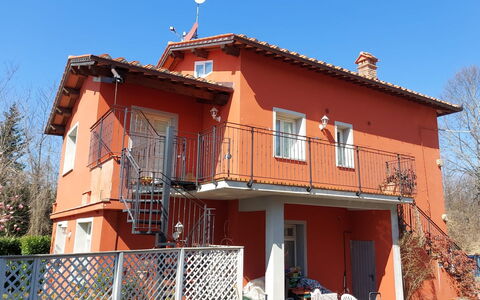 Borgo Di Zacco: Cielo, Finestra, Costruzione, Legna, Albero, Casa, Porta, Pianta, Quartiere, Zona Residenziale